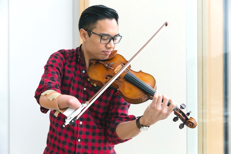 Photo of Adrian Anantawan Playing Violin