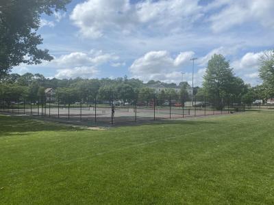 Ell Pond Park Tennis Courts surrounded by green lawn
